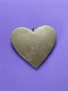 Et stk. rustik "guld" hjerte med øje til ophængning. Ca. 8 x 7 cm.